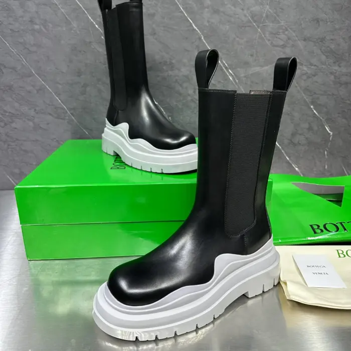 Bottega Veneta Tire Boots With Striking Contrast Wavy Lug Sole
