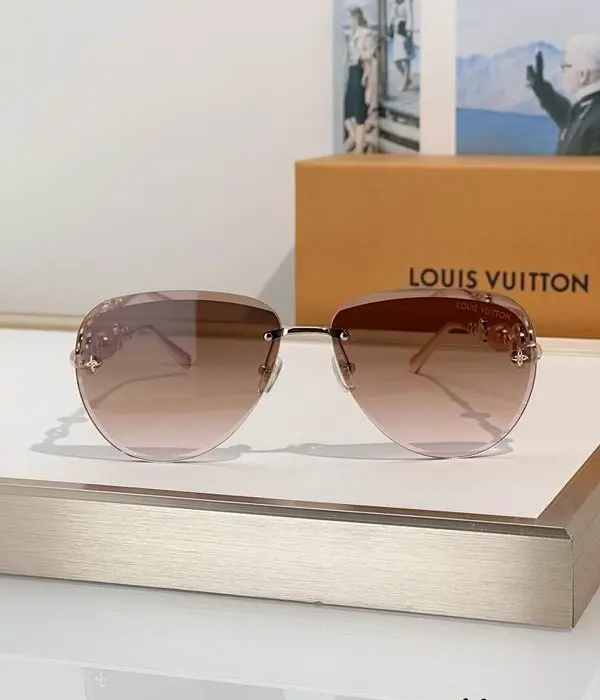 Louis Vuitton Jewel Pearl Pilot Sunglasses In 2 Colors