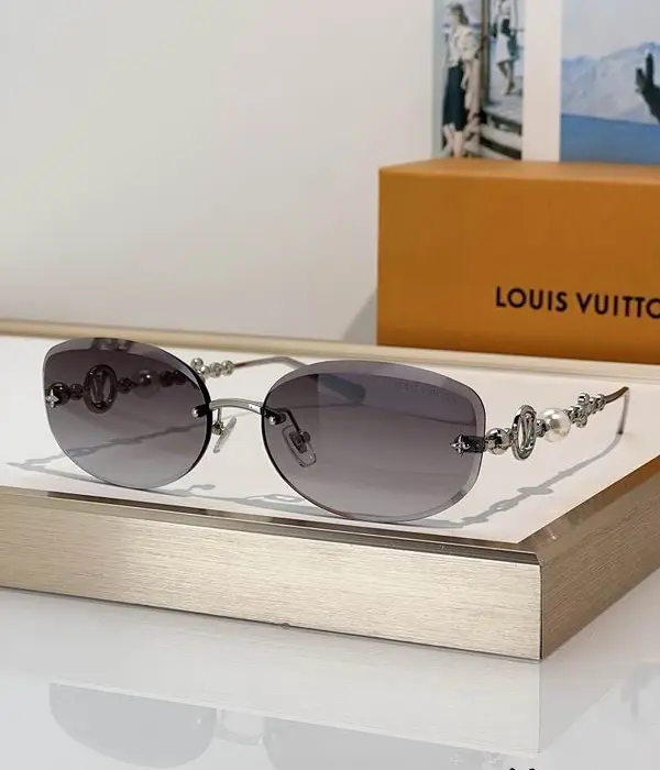 Louis Vuitton Jewel Pearl Oval Sunglasses In 2 Colors