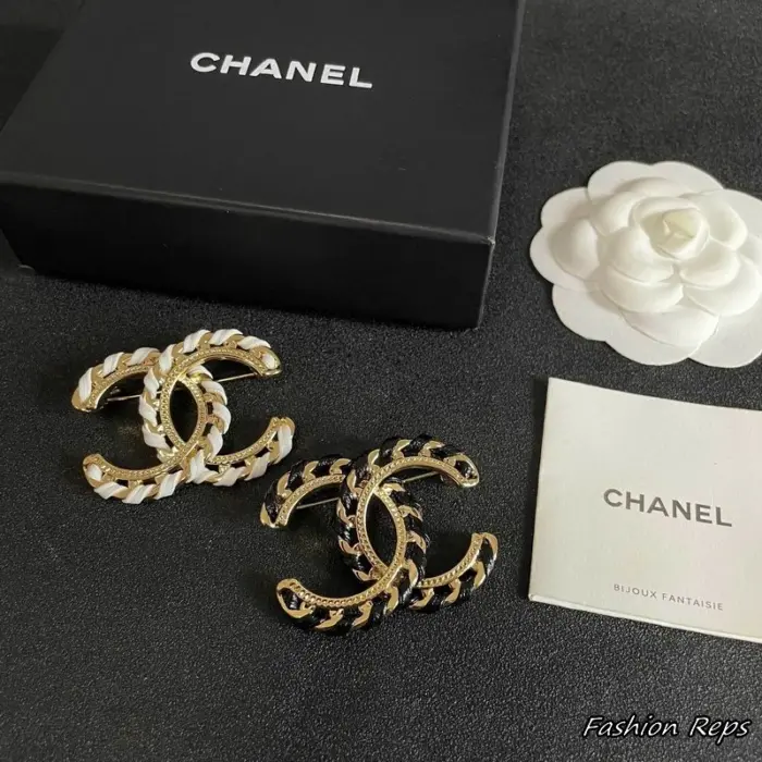 Chanel CC Round Twisted Chain Brooch In 2 Colors